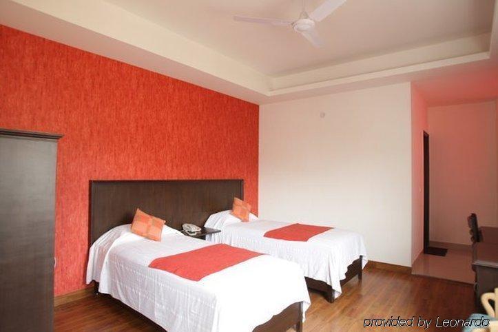 Hotel Clark Heights New Delhi Phòng bức ảnh
